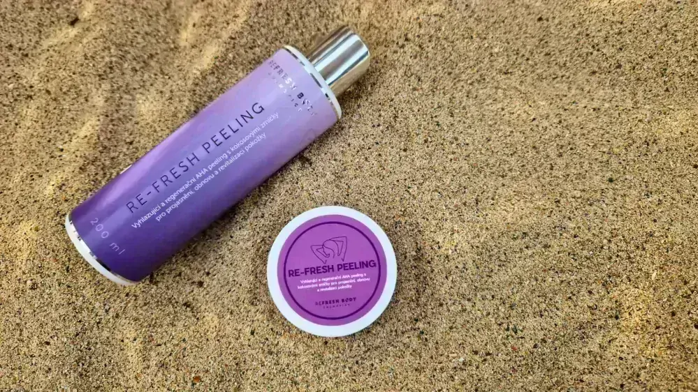 Vyhlazující a regenerační AHA peeling s kokosovými zrníčky pro projasnění, obnovu a revitalizaci pokožky 
